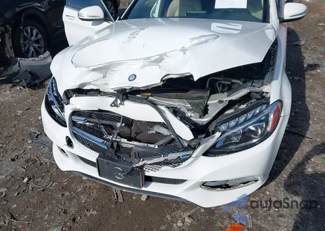 2015 Mercedes-Benz C 300 4Matic z USA, uszkodzony, nr VIN 55SWF4KB5FU033583